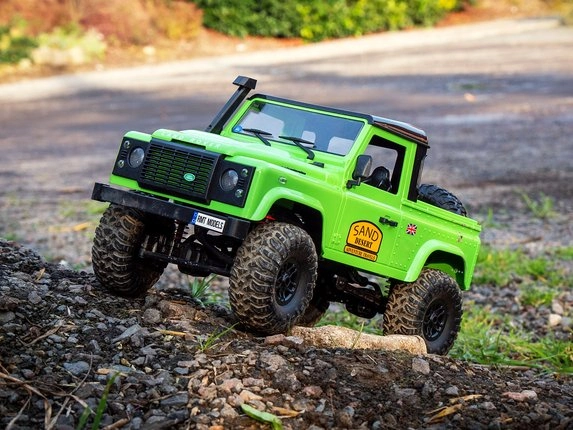 Zelený RC Land Rover Adventure pick-up v teréne